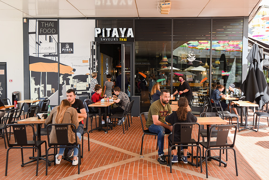 Restaurant Pitaya, des gens déjeunent