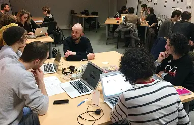 Ludovic en classe avec des étudiants du Cefim